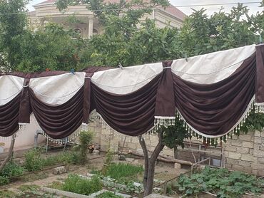 Pərdə və jalüzlər: Şokolad qəhvəyi və ağ rənglərdə olan bu dekorativ pərdə daxili