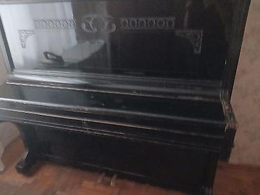 mini piano: Upright piano – klassik qara rəngdə, dekorativ oyma naxışlı ön panel — 2