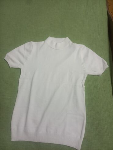 женские боди рубашки: Ağ rəngli qısaqoll triko bluz. - Model: yarımboğaz (mock-neck) yaxalı