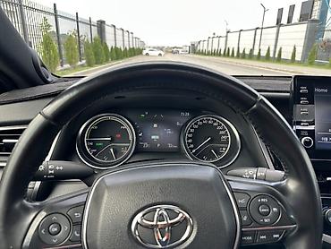 Toyota: Toyota Camry: 2021 г., 2.5 л, Вариатор, Гибрид, Седан — 7