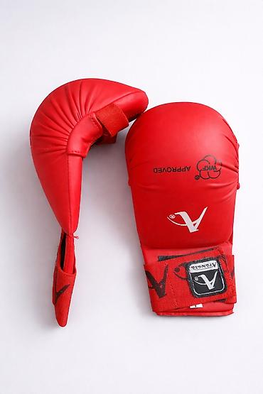 İdman və istirahət: Qırmızı karate əlcəkləri – WKF APPROVED Məhsul təsviri: - Rəng — 1