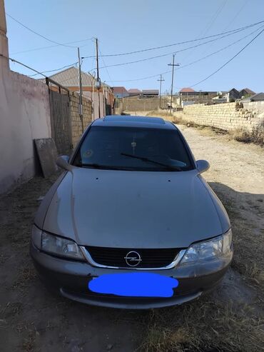 bmw disklerin satisi: Qızıl rəngdə olan Opel Vectra avtomobili. Avtomobilin lyuku var