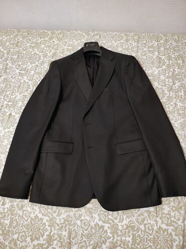 Kostyumlar: 4 eded kostyum ve 3 eded pencəklər hamsi brend mallardi sadəcə razmer — 7