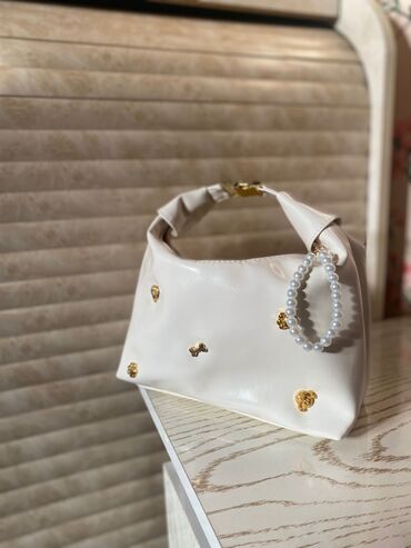 кошелек мужской кожаный ручной работы: Белая женская сумка-хобо с декоративными элементами. - Материал