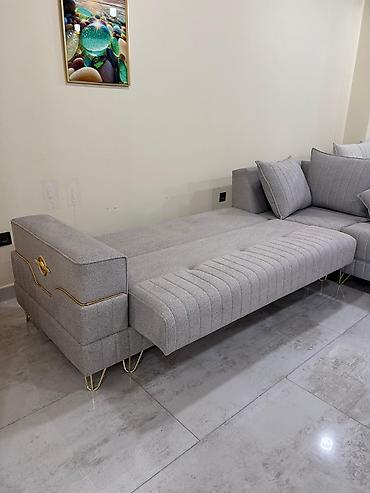 Divanlar: Açık boz rəngli parçadan hazırlanmış künc divan. Müasir dizaynı ilə — 8