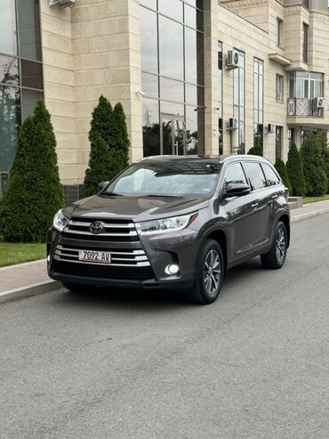 машина семейная: Просторный кроссовер Toyota Highlander серого цвета. Автомобиль