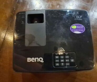 Προβολέας BenQ, μοντέλο MX505. Έχει σχεδιαστεί για να παρέχει φωτεινές
