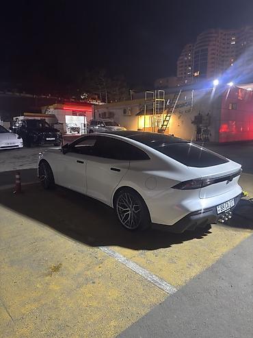 tesla model x: Elektrikli fastback sedan – ağ rəng, aerodinamik kupe xətli kuzov — 2