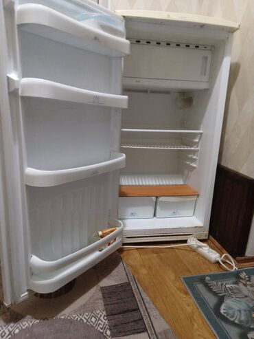 ноутбук делл: Белый однодверный холодильник, оснащенный компактной верхней