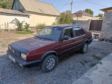 вит машина: Классический седан Volkswagen Jetta, выполненный в темно-бордовом