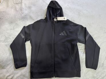 Köynəklər: Uniseks qara rəngli Adidas fermuarlı kapüşonlu sviter, gündəlik