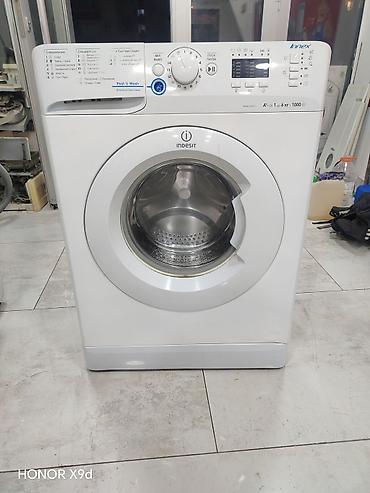 6 a: Indesit markalı ön yükləməli paltaryuyan maşın. Ağ rəngdədir və — 1