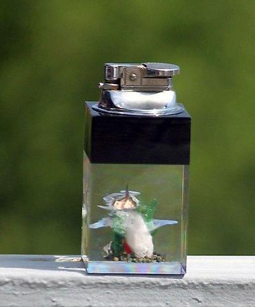 Ostali kućni aparati: Vintage Stoni upaljač 70-te. Masivan, stoni upaljač sa motivima na lalafo.rs — 2 Ostali kućni aparati: Vintage Stoni upaljač 70-te. Masivan, stoni upaljač sa motivima — 2