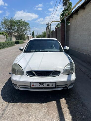 нексия спойлер: Daewoo Lanos белого цвета. Этот автомобиль, несмотря на свой возраст