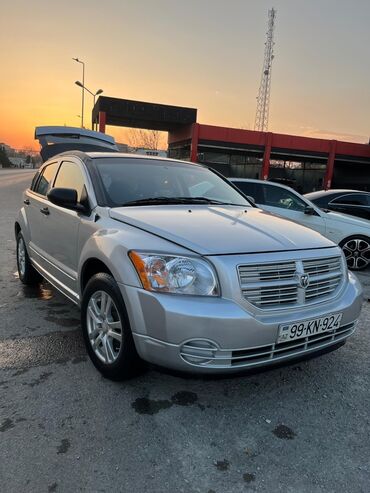 Dodge: Dodge Caliber – gümüş rəngli, 5 qapılı hatchback. Əsas xüsusiyyətlər — 2