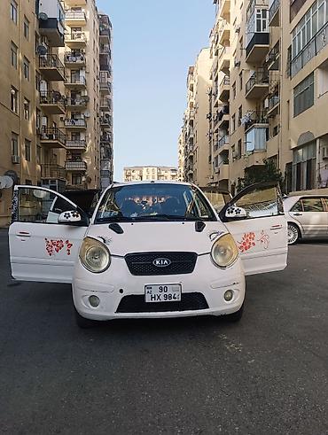 Kia: Kia Picanto, ağ rəng, hetçbek gövdə. Xüsusiyyətlər: - Kompakt şəhər — 3