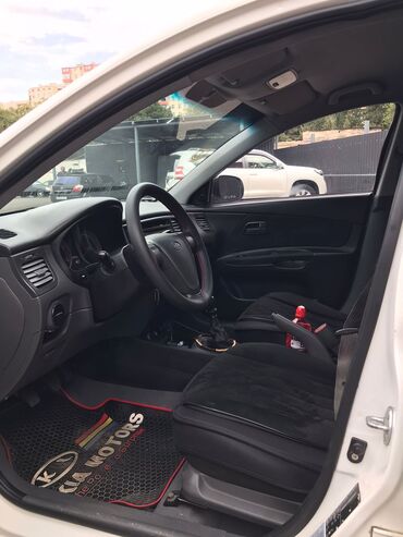 bmw 4 серия 440i xdrive: Kia Rio: 1.4 l | 2011 il Sedan