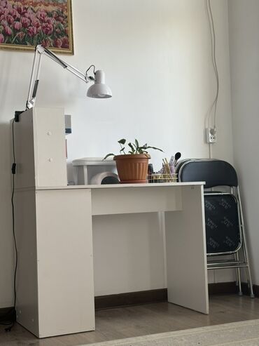 сдаю визажный стол: Сам стол и 2 стульев + лампа. Состояние новая