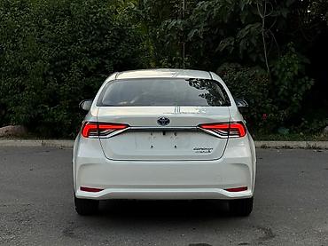мес лупарик: Toyota Corolla: 2022 г., 1.8 л, Вариатор, Гибрид, Седан — 6
