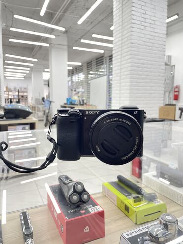 фотограф: Sony A6000 : 	•	Матрица: 24,3 МП, APS-C, CMOS 	•	Процессор: BIONZ X