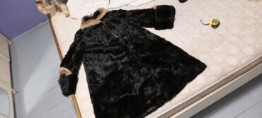 Krzneni kaputi: One size, Sa postavom, bоја - Crna — 11