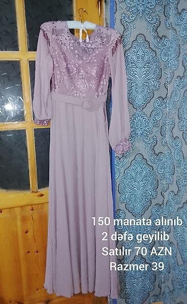qizil uezuek type 1: Zərif və uzun ziyafət libası. Libas açıq bənövşəyi/çiçək tonundadır — 1