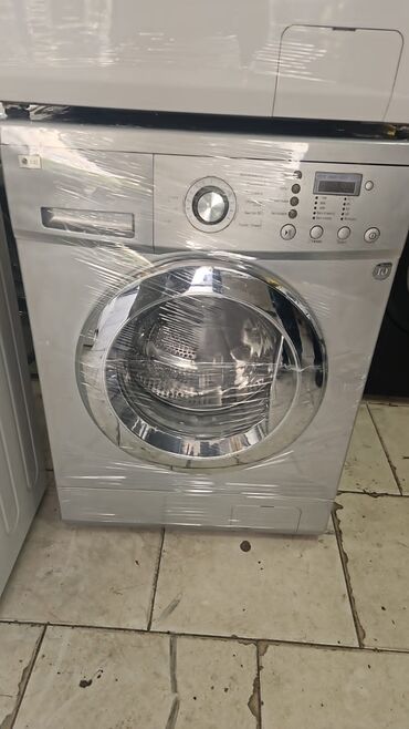 LG brendinin gümüşü rəngli paltaryuyan maşını. Bu model geyim və