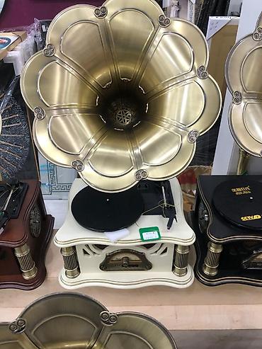 gramofon: Retro qrammofon üslublu vinil pleyer. radiosu var blutuz — 3