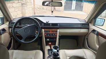 Mercedes-Benz: 111 Mator Qaz quraşdırılıb texpasportda qeyd olunub. Dəri salon — 11