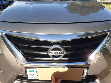 Nissan: Qəhvəyi rəngli Nissan Sunny avtomobili. Avtomobilin ön hissəsində