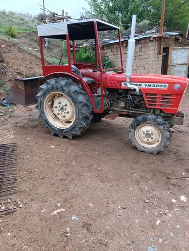 не рабочий генератор: Красный трактор Yanmar YM3000, предназначенный для