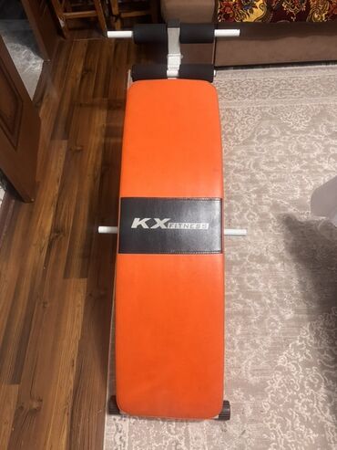 фитнес резины: Скамейка для пресса KX Fitness с мягкой оранжевой поверхностью и