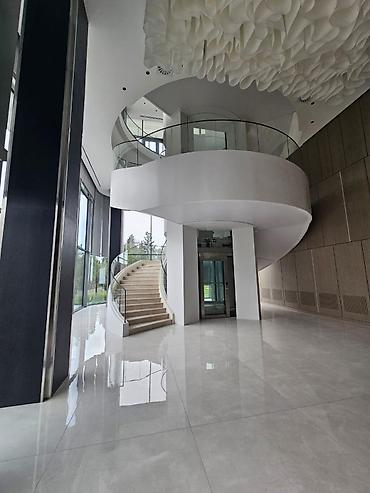 Modern üslubda şüşə məhəccərli pilləkənlərin quraşdırılması