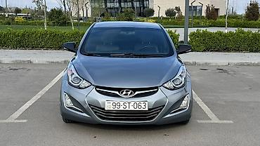 yan güzgülər s: Hyundai Elantra sedan – gümüşü rəng, xarici görünüşü dinamik xətlər və — 2