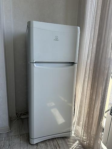 2 t: Холодильник Indesit, двухкамерный (верхняя морозильная камера, нижняя — 1