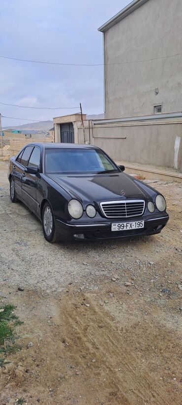 Mercedes-Benz: Mercedes-Benz E-Class (W210), qara rəng, sedan kuzov. Xarici — 1