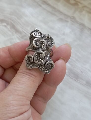 Информатика: Gümüş rəngli bəzəkli qadın üzüyü - Fərqli, heykəlsayağı dizayn: üst