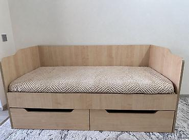 Çarpayı-divan, ağcaqayın tonlarında laminat korpuslu. Kompakt ölçülü