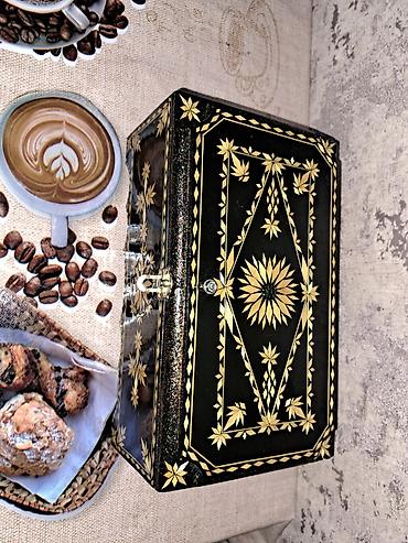Sandıqlar: Mücrü qara rəngdədir və üzəri parlaq, qızılı rəngli nəbati naxışlarla — 6
