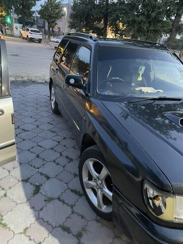 автомобиль субару форестер: Автомобиль Subaru Forester, тёмно-серого цвета, с рейлингами на крыше