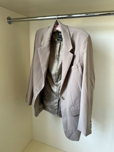 qadın üçün dəri krossovkalar: PULL&BEAR markasına məxsus qadın blazeri. Bu blazer neytral bej