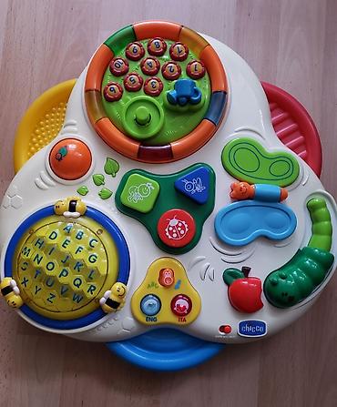 usisivac igracka dexy co: CHICCO velika muzička edukativna igračka.
Dimenzije su 44×44 cm — 3