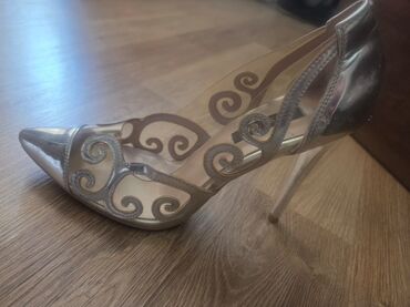charles keith baku instagram: Şəffaf və metalik qızılı rəngli detallara malik bu qadın hündürdaban