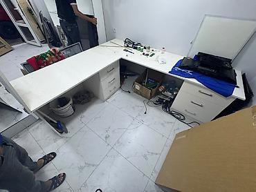 ofis dolablari: Ağ rəngli mebel dəsti – vitrin şkafları və L formalı iş/administrator — 3
