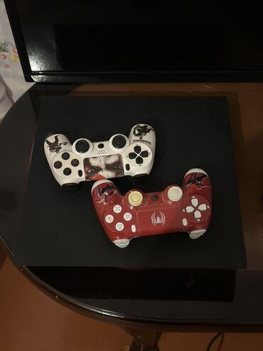 klaviatura sekilleri: PlayStation 4 Pro oyun konsolu - Model: PS4 Pro (CUH seriyası), 3 qat
