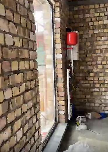 Продажа коттеджей и домов: Дом в Новопокровке - Кирпичный одноэтажный дом с двускатной крышей. - — 6