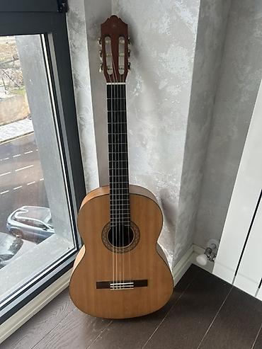 jolana gitara: Klassik gitara Neylon simli klassik gitara. Korpus təbii ağac — 2