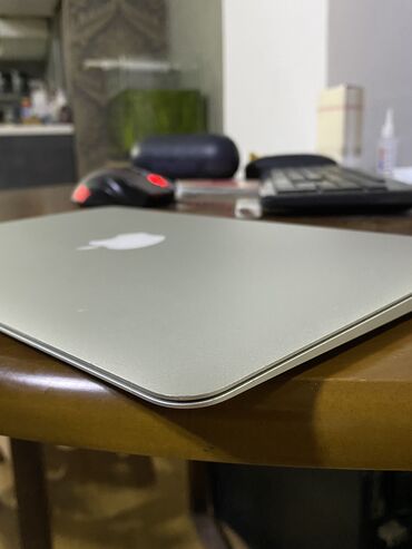 macbook çanta: Apple Macbook 3.000 USD alinib.cox az islenib. hecbir problemi yoxdu