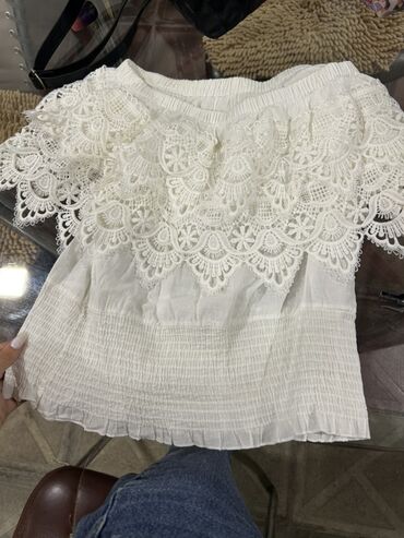Hicab: Ağ rəngdə qadınlar üçün qısaqol bluz. Dairəvi, açıq boyun hissəsi və