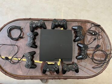 Məişət texnikası: Sony PlayStation 3 oyun konsolu dəsti, bir neçə pult və lazımi